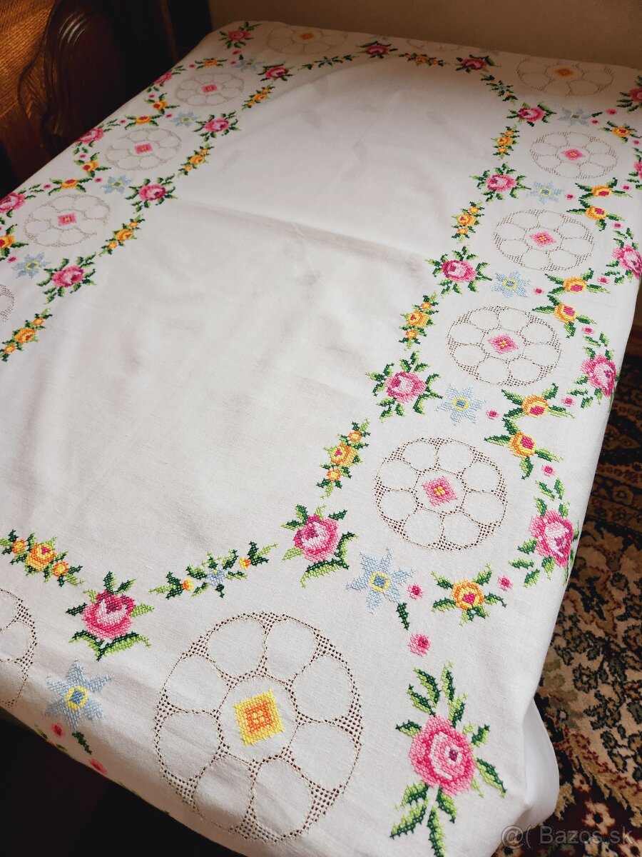 Nádherný biely bohato zdobený obrus, posiaty ružovými a žltý - 4