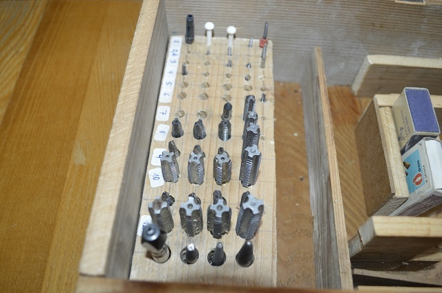 predam drevenu skrinku plnu zavitnikov - 4