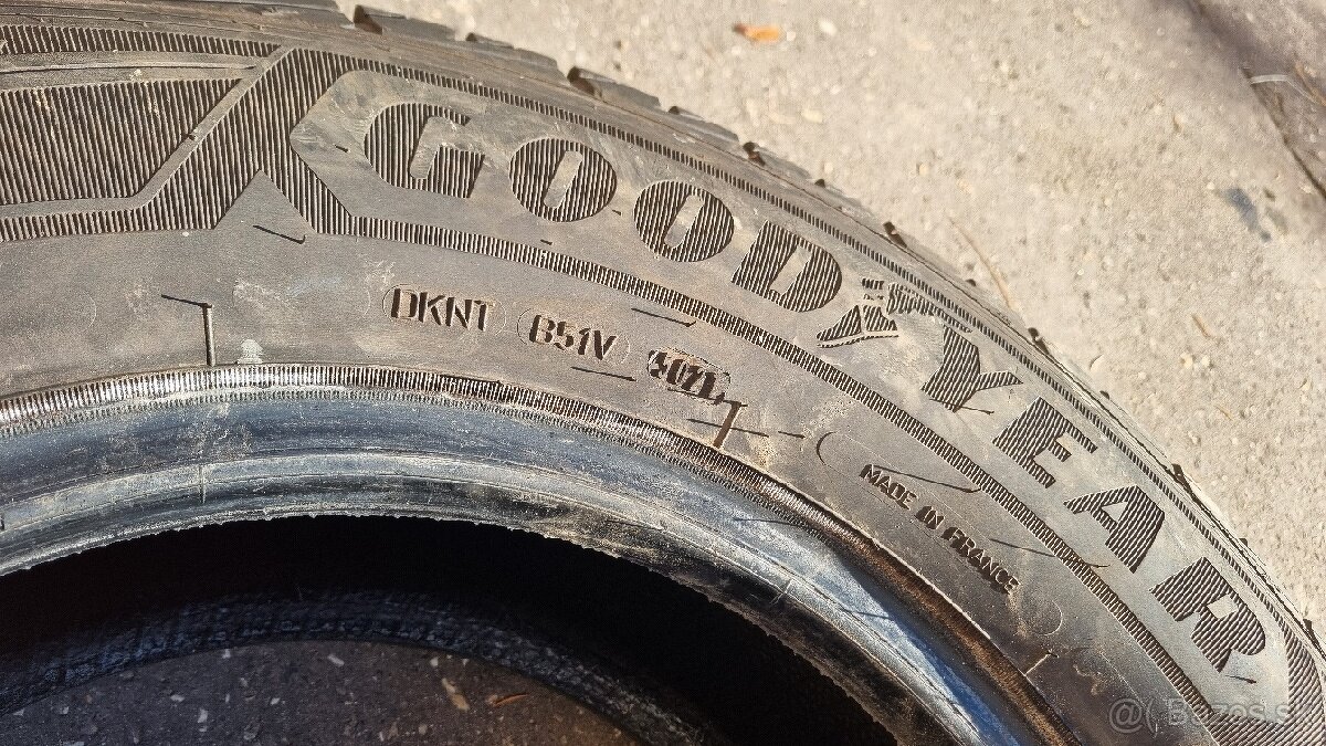 Zimná pneu Goodyear 215/70r15c ako nová - 4