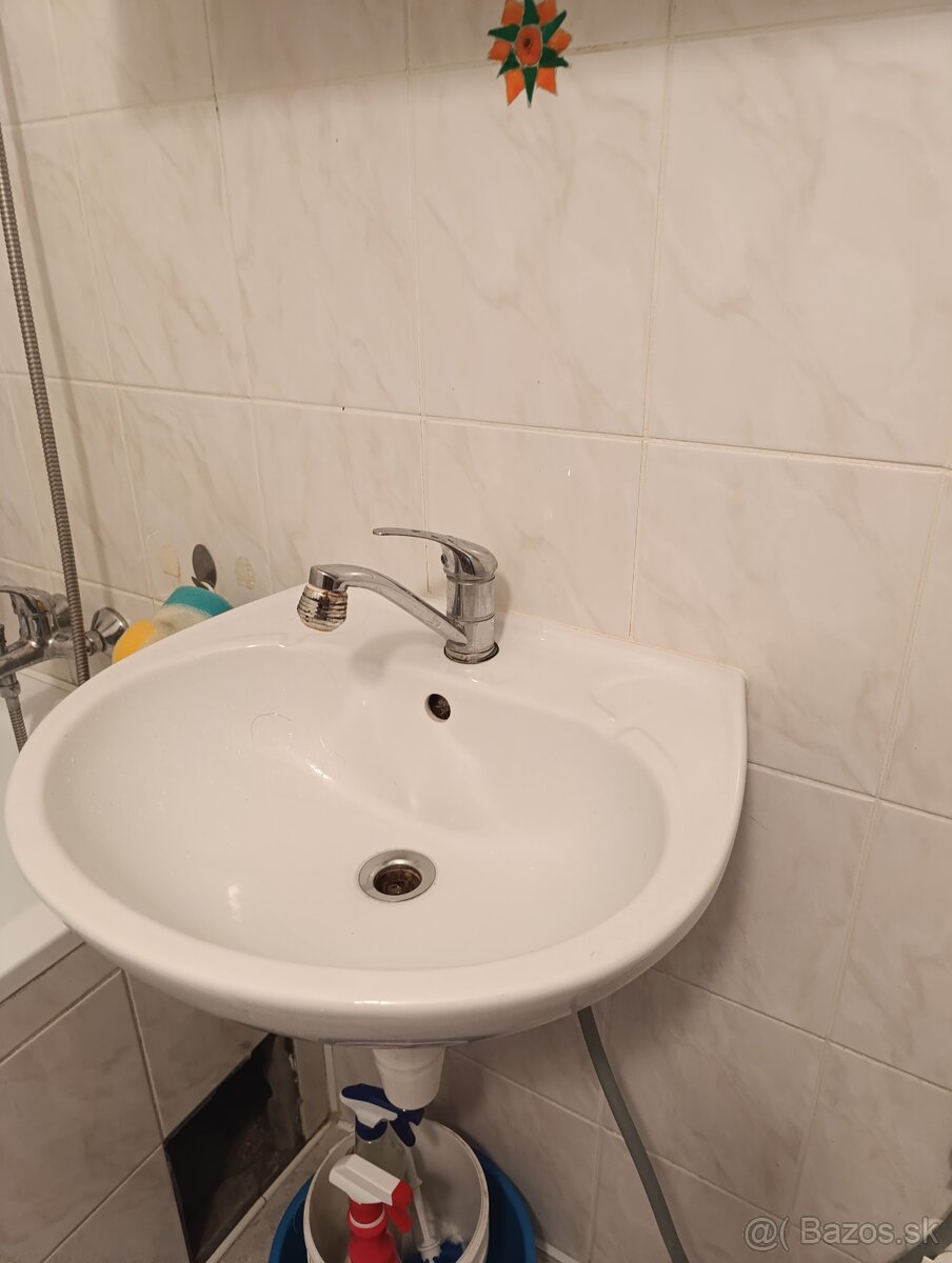 Kúpeľňová skrinka a umyvadlo - 4