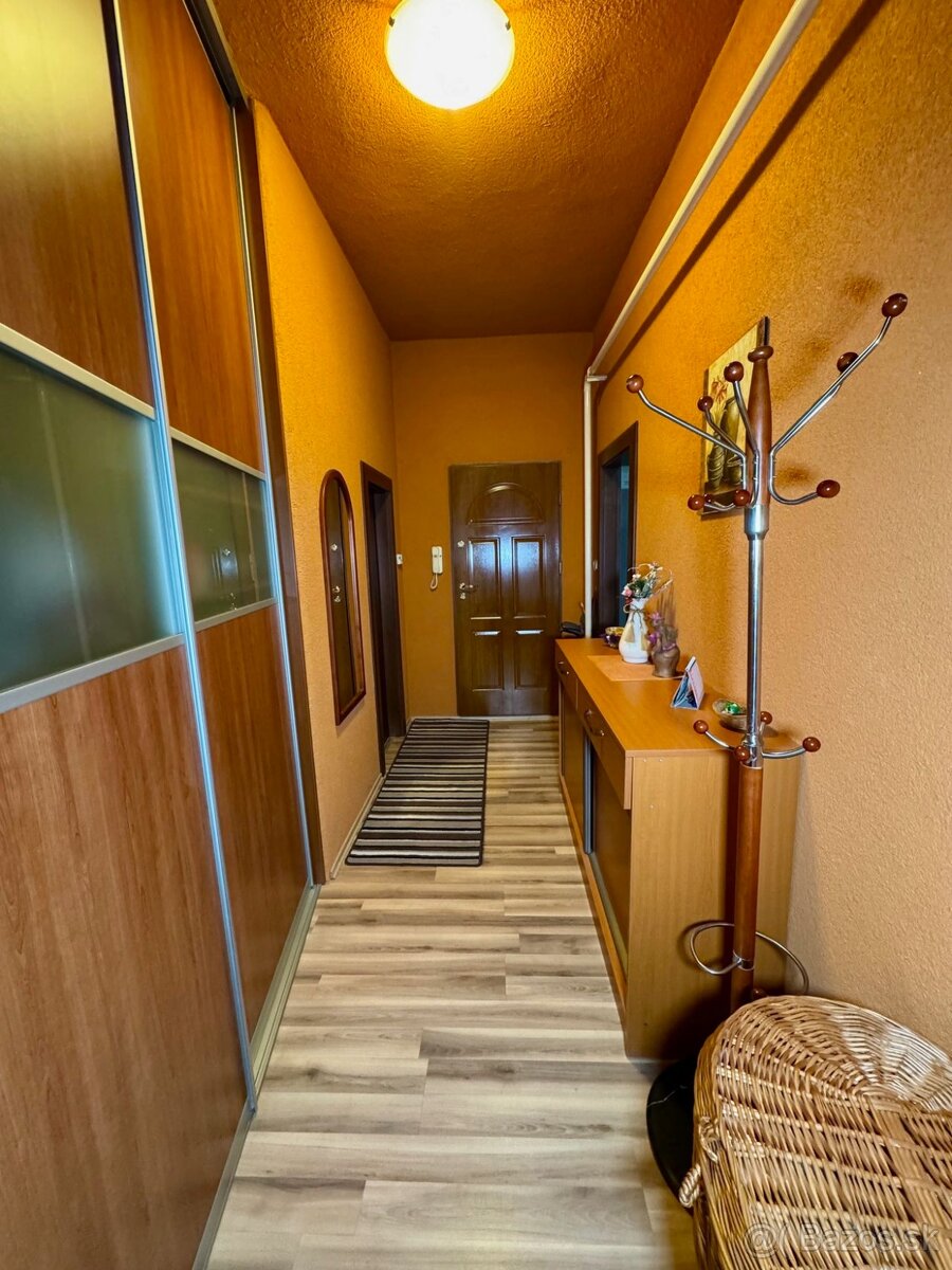 Väčší 3 izbový byt v skvelej lokalite na predaj, R.Dúbravca - 4