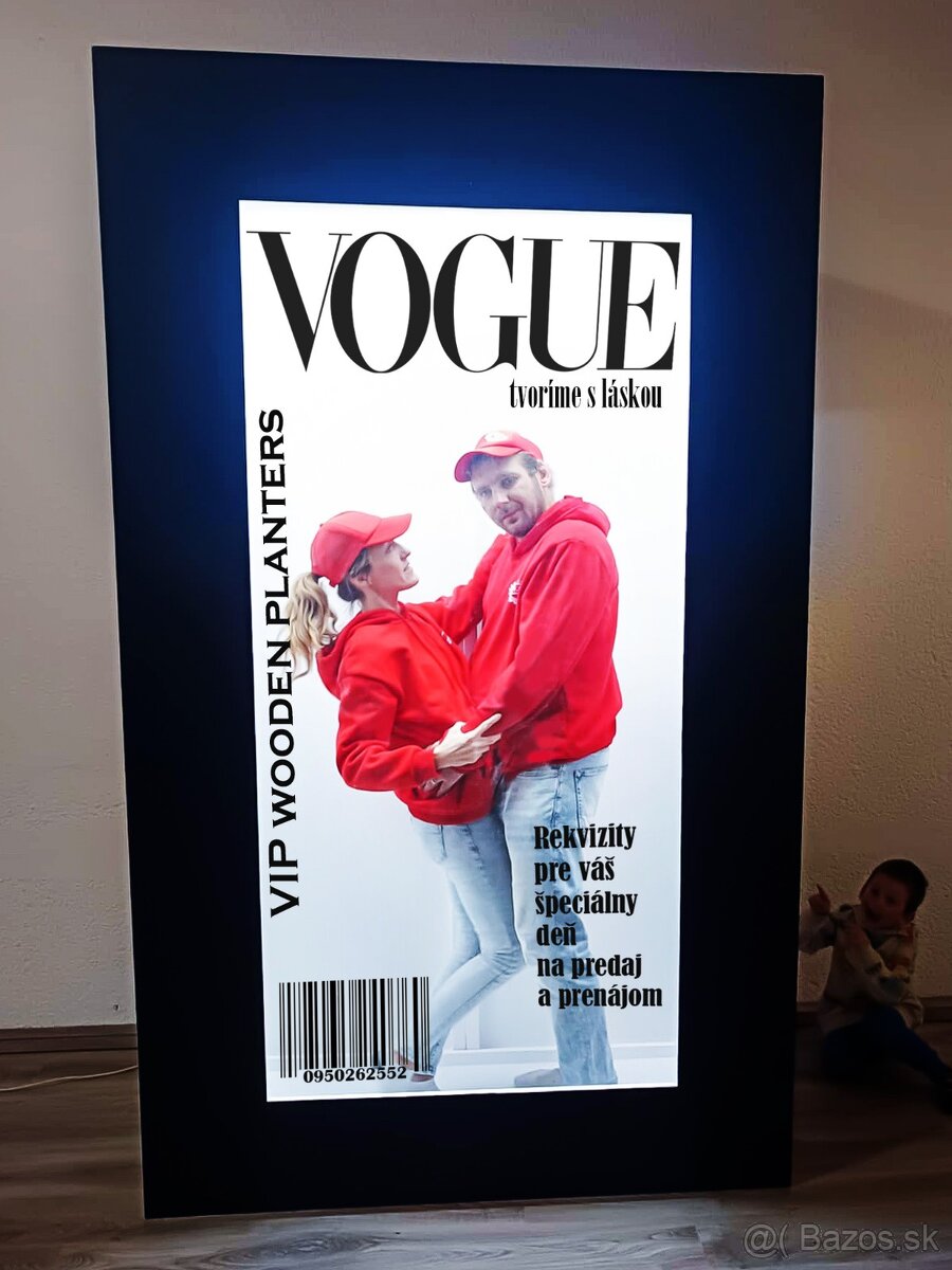 Drevené rekvizity, paravany a pódia.
- 4