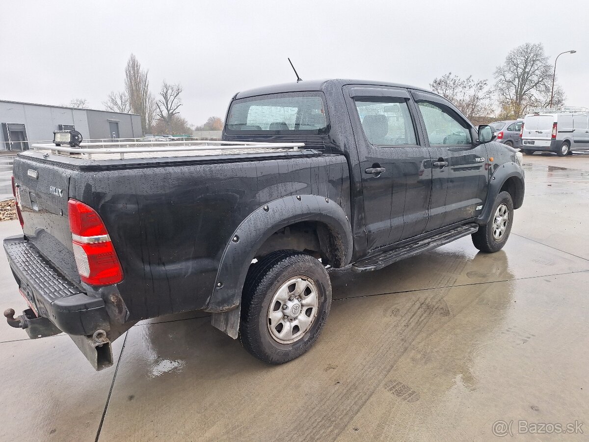 TOYOTA HILUX 2,5 DIESEL 4X4 UZÁVIERKU MA