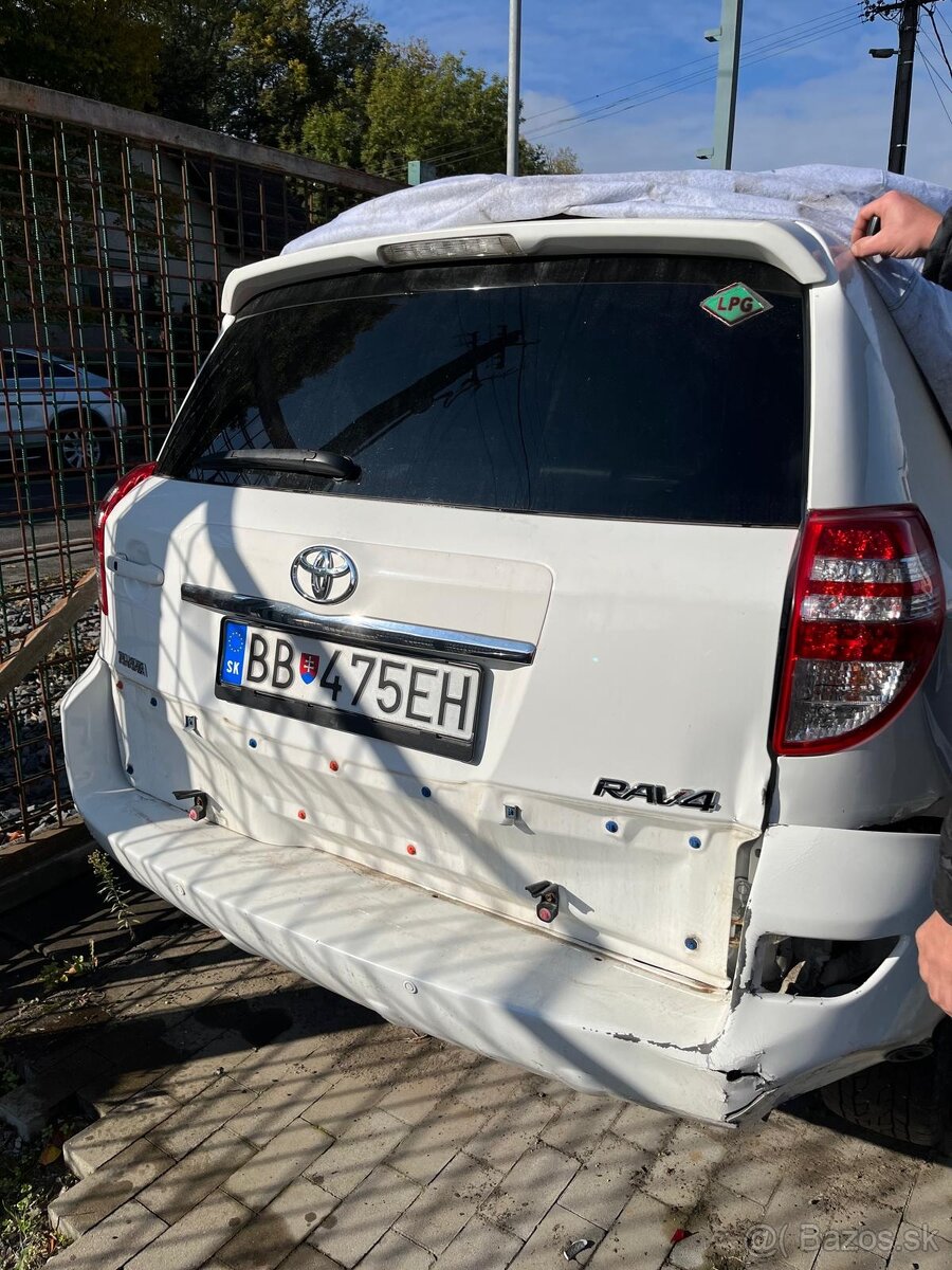 Predám Toyota RAV4 - 4