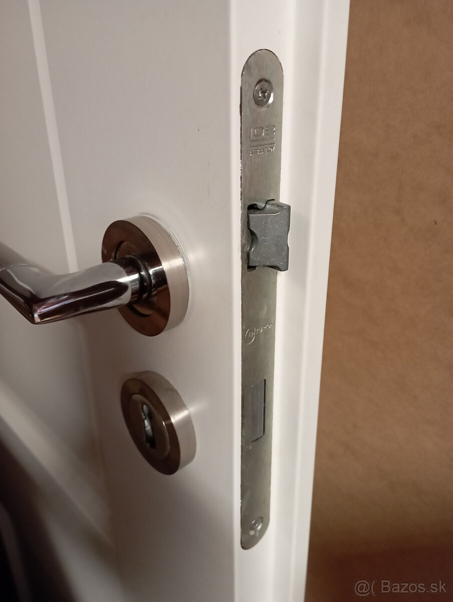 Biele dvere drevené so zárubňou 65 cm - 4