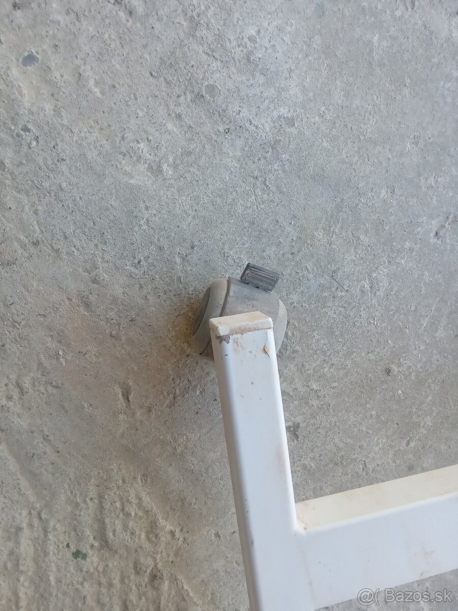 Stolík ku posteli - 4