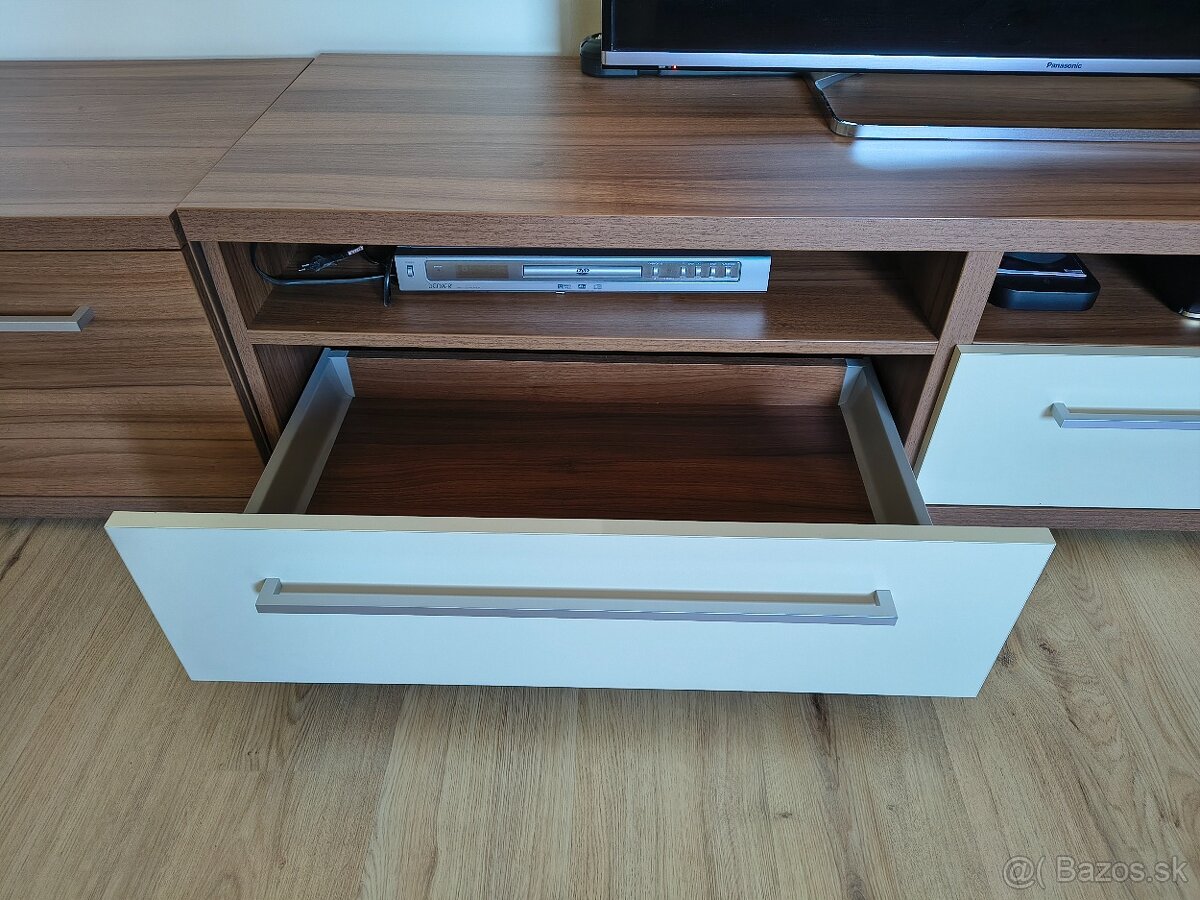 Skrinky po TV - 4