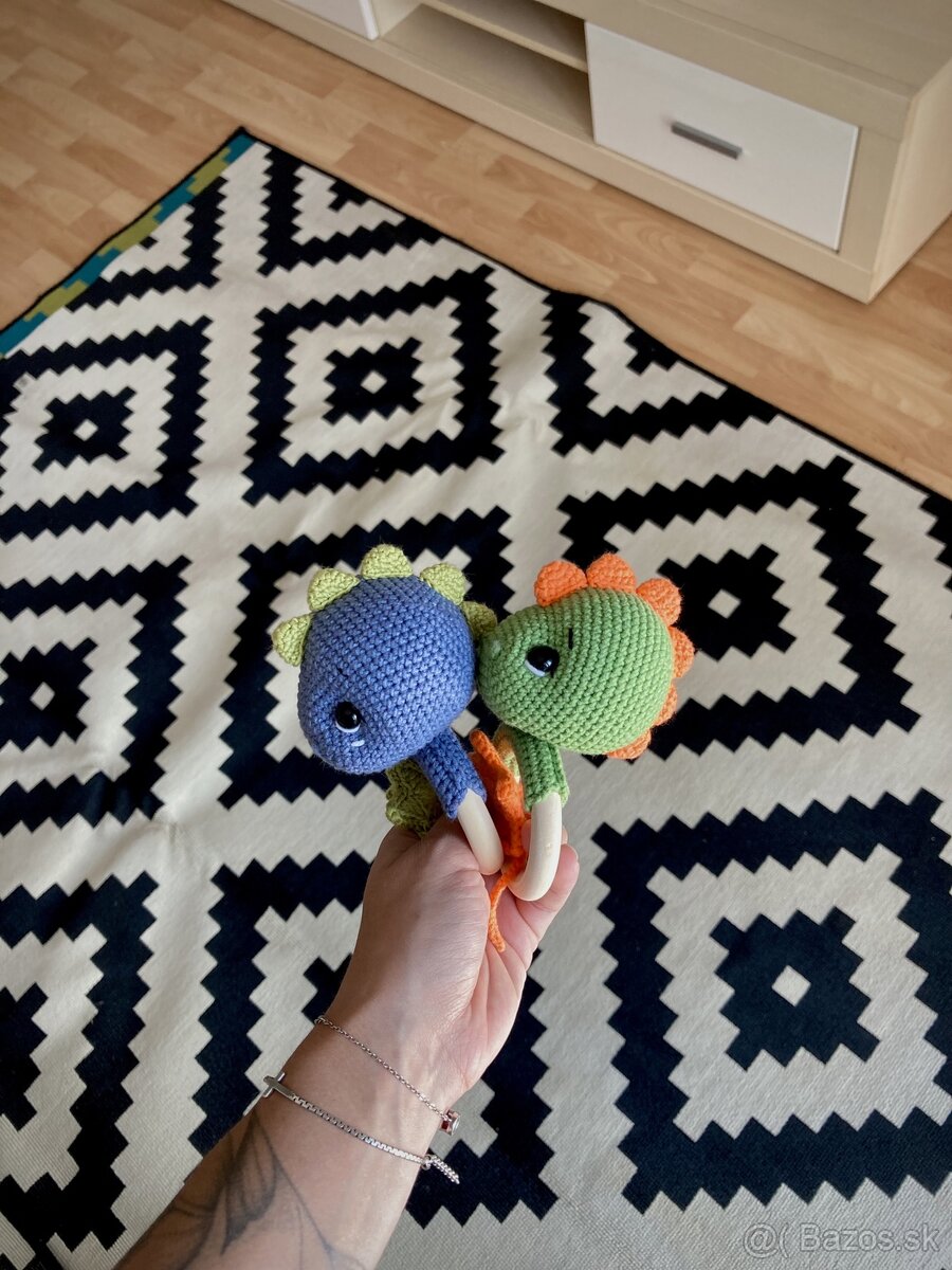 Háčkovaný dinosaurus Dino a hrkálka set pre deti - 4