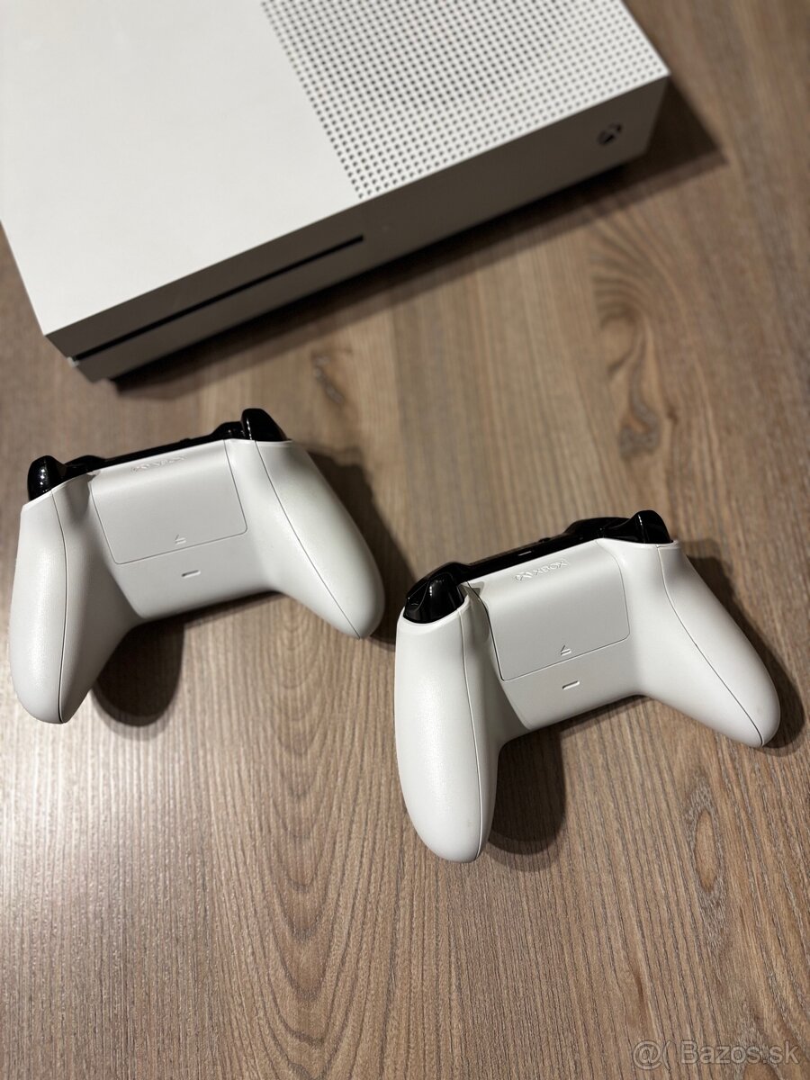 Xbox One S 1TB + 2 ovládače + hra - 4