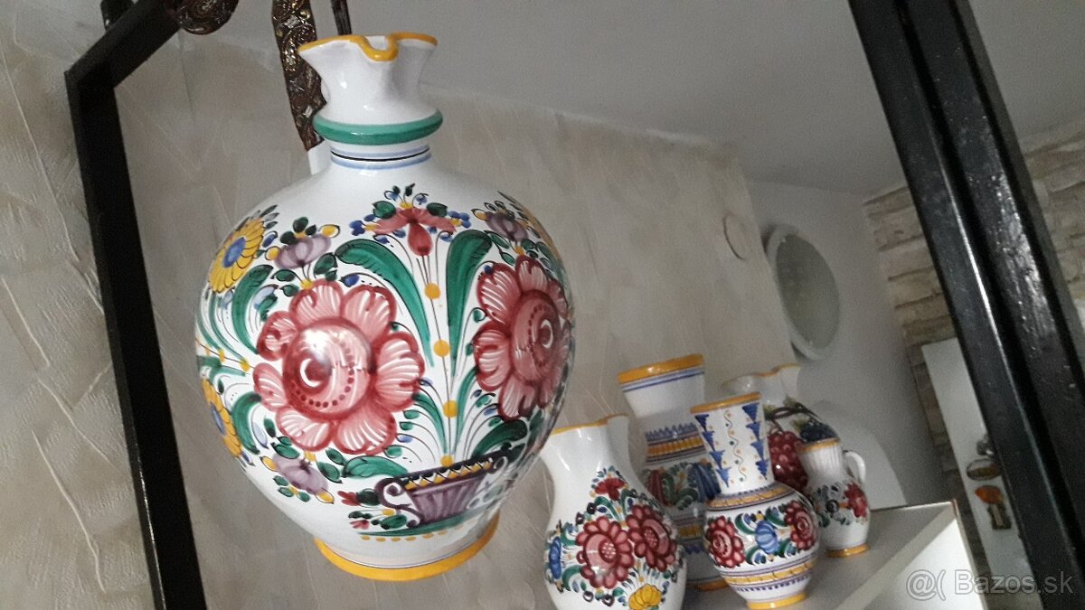 Veľa modranskej keramiky s policou - 4