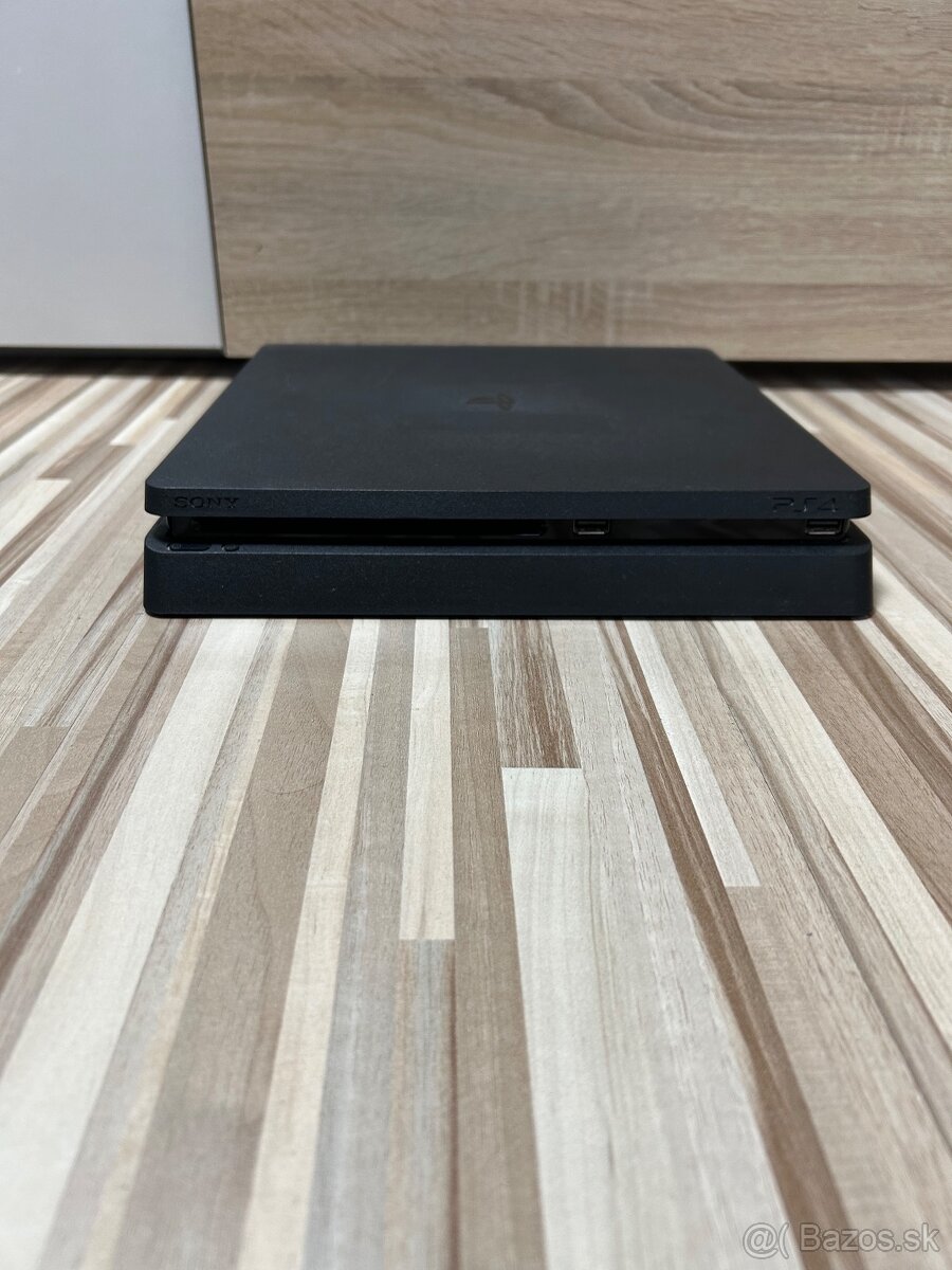 PS4 Slim 500GB + dva ovládače + 4 hry - 4