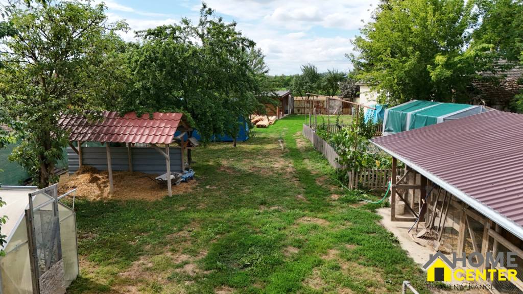 Znížená cena Priestranný pozemok so starším rodinným domo - 4