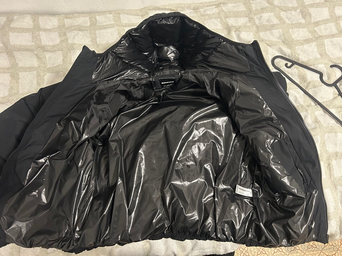 Čierna prešívaná zimná bunda Bershka - 4