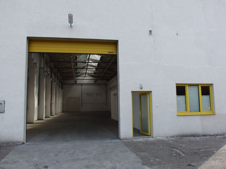 Skladové priestory v oplotenom areáli s vrátnikom - 4