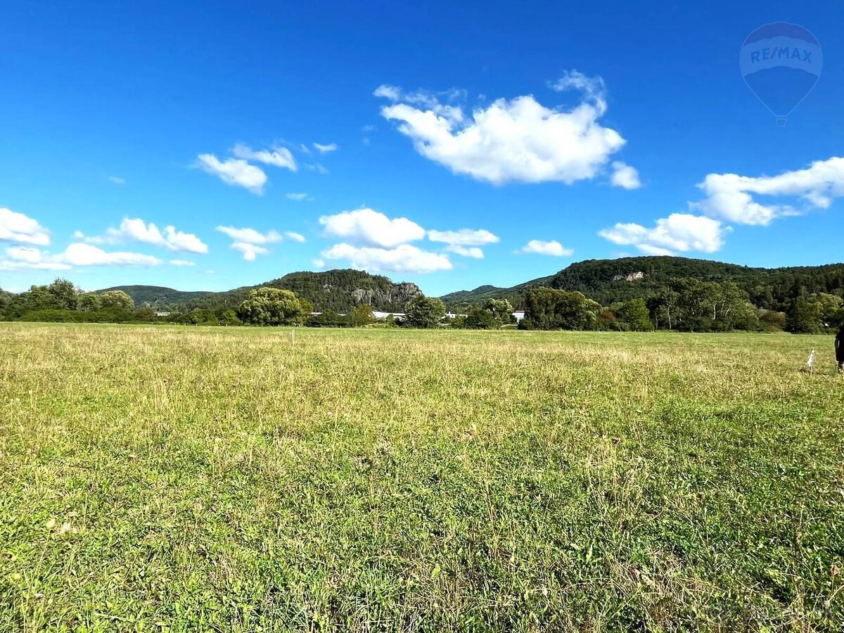 Slnečný rovinatý pozemok - 1214 m2 - Hliník nad Hronom - 4