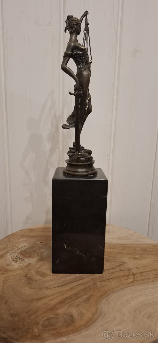 Justice bronz socha - 4