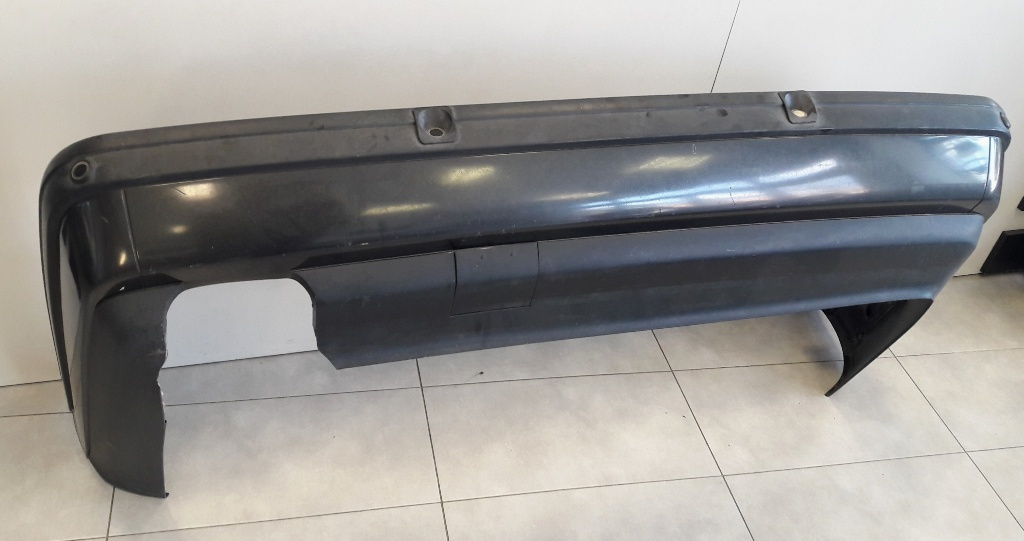 BMW 7 E32 Zadný nárazník - 4