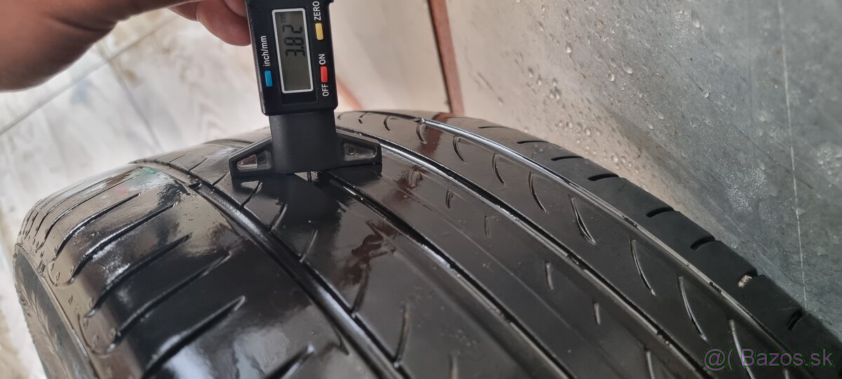 Predám 2xletné pneumatiky Pirelli 235/50 r19,dezent do 4mm. - 4