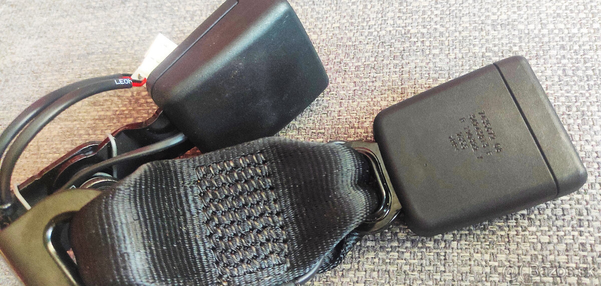 zámok zadného bezpečnostného pásu na BMW - 4