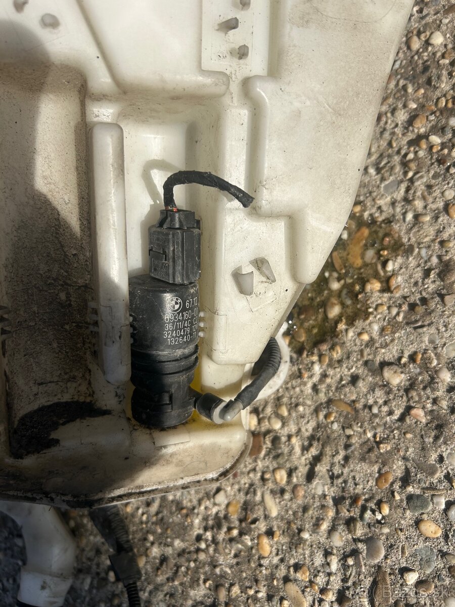 Nádoba na ostrekovace BMW f10 - 4