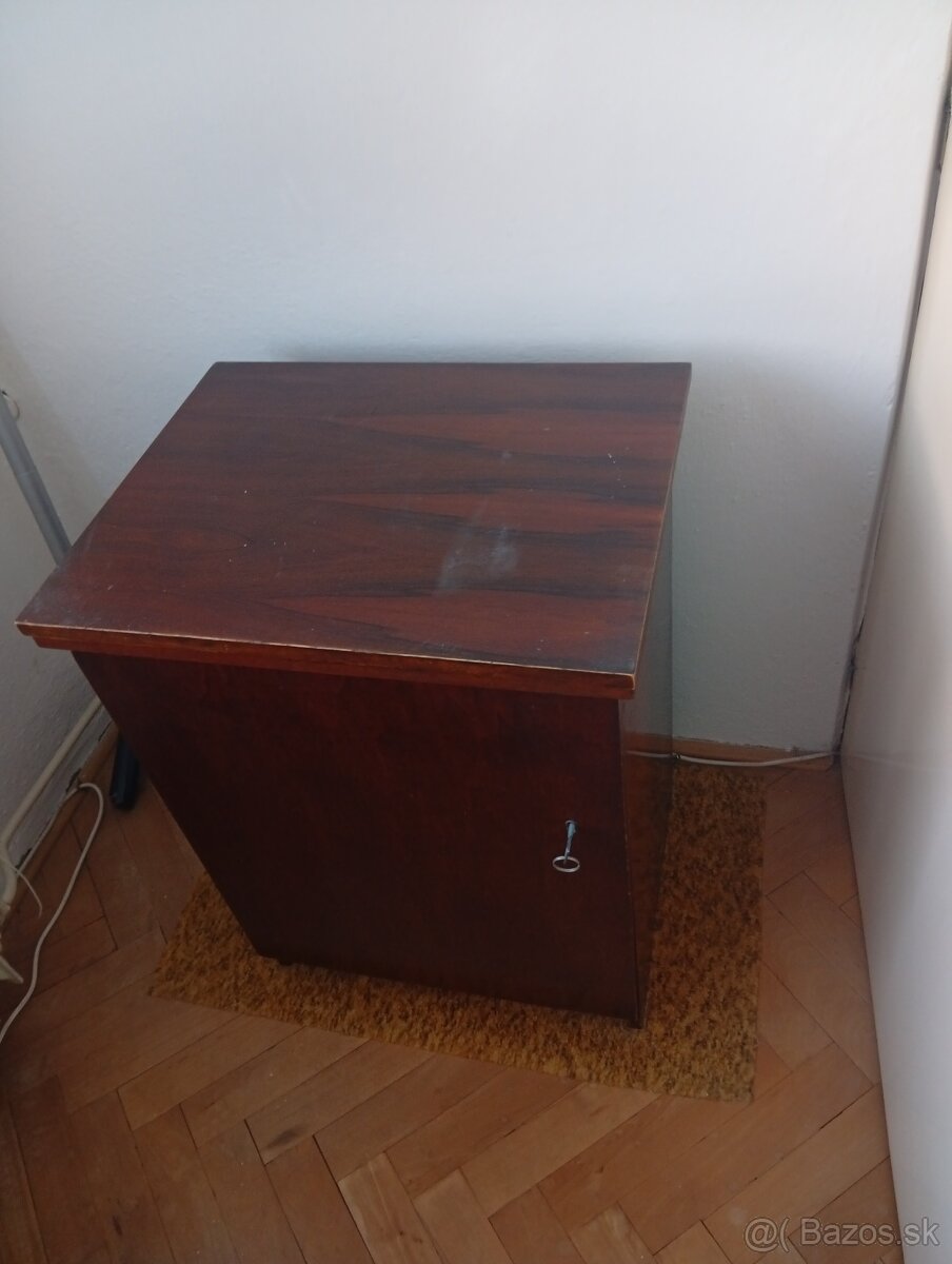 Predám funkčný šijací stroj Veritas - 4