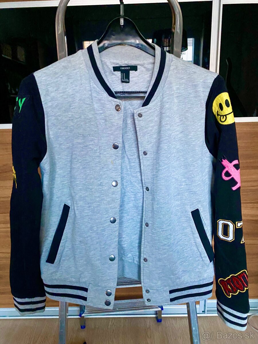 Dámska sivá mikina s kapucňou a medvedíkom s kamienkami - 4