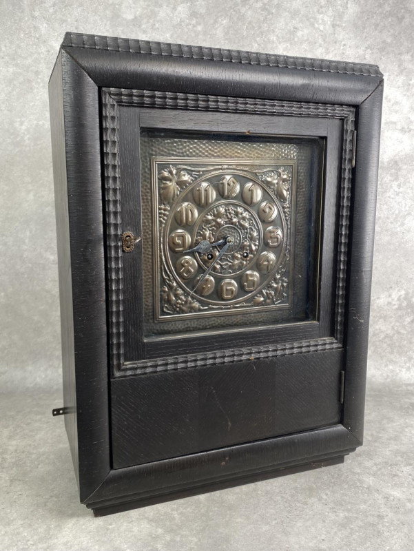 Secesné skrinkové hodiny s mosadzným tepaným ciferníkom , V - 4