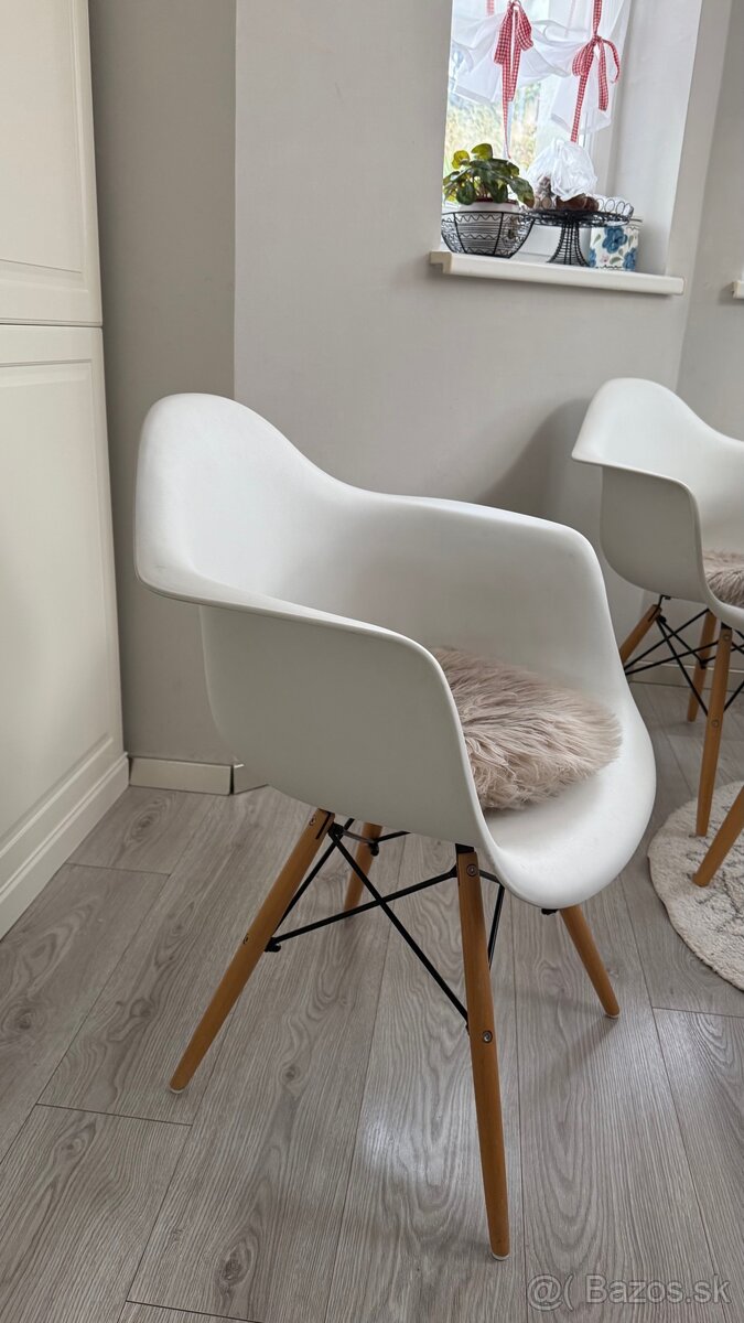 Okrúhly kuchynský stôl+ 4 stoličky - 4