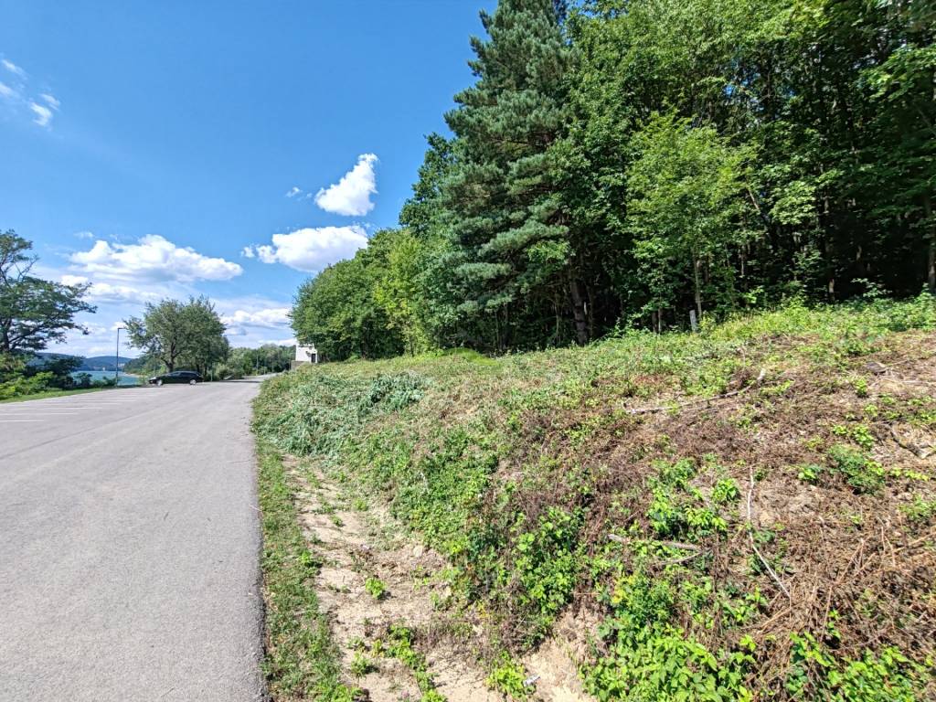 Jeden z troch pozemkov v prvej línii pri vode PREDANÝ - 4