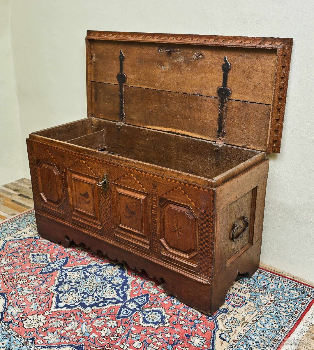 Intarzovaná dubová truhla z 18. storočia - 4