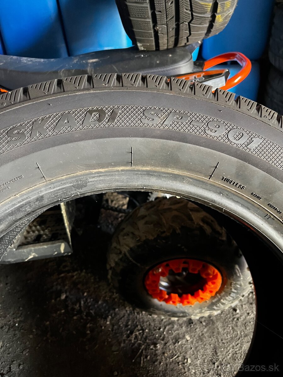 Predám 2ks zimné pneu 215/60 r17 - 4