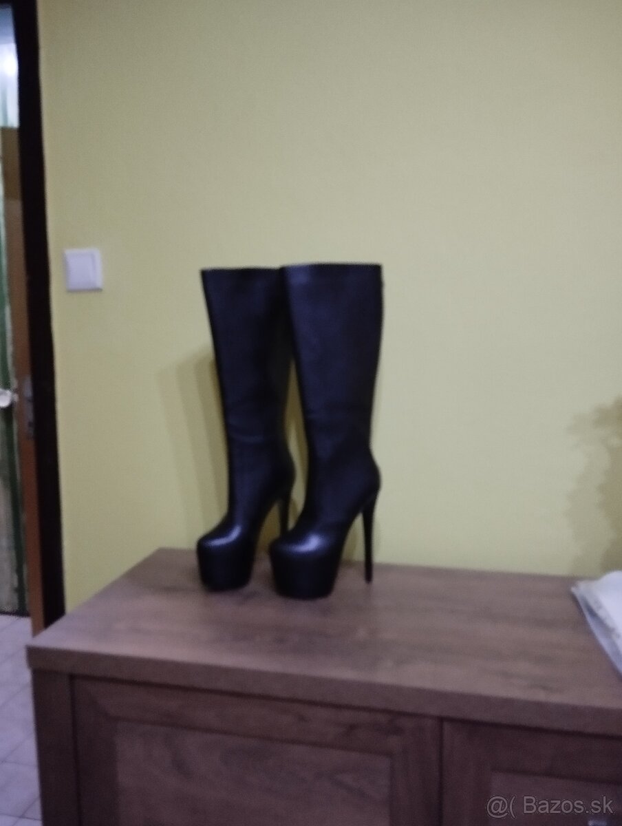 Nádherné čierne čižmy na vysokej platforme a na 18 cm podpät - 4