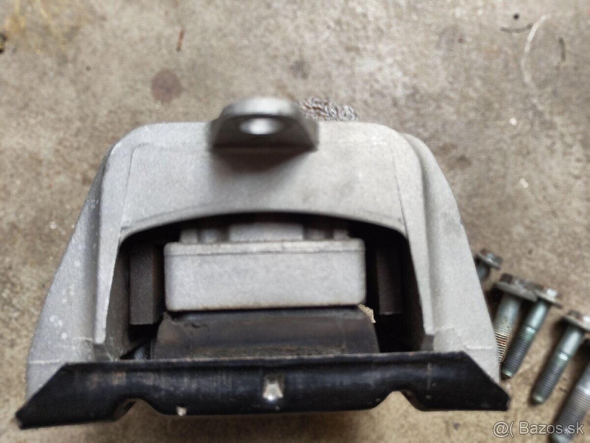 Predam silentblok motora a prevodovky Octavia 1 - 4