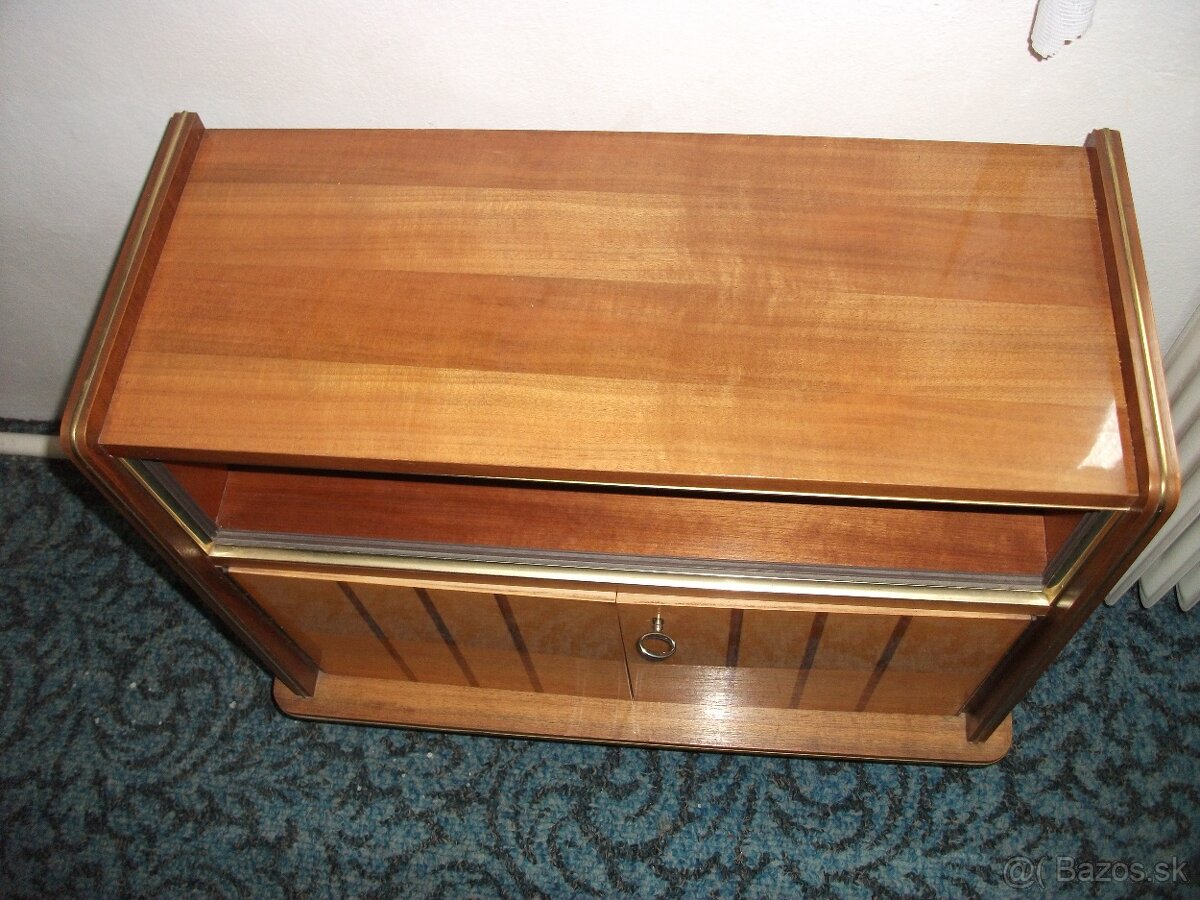 Predám krásnu retro skrinku(komodu). - 4