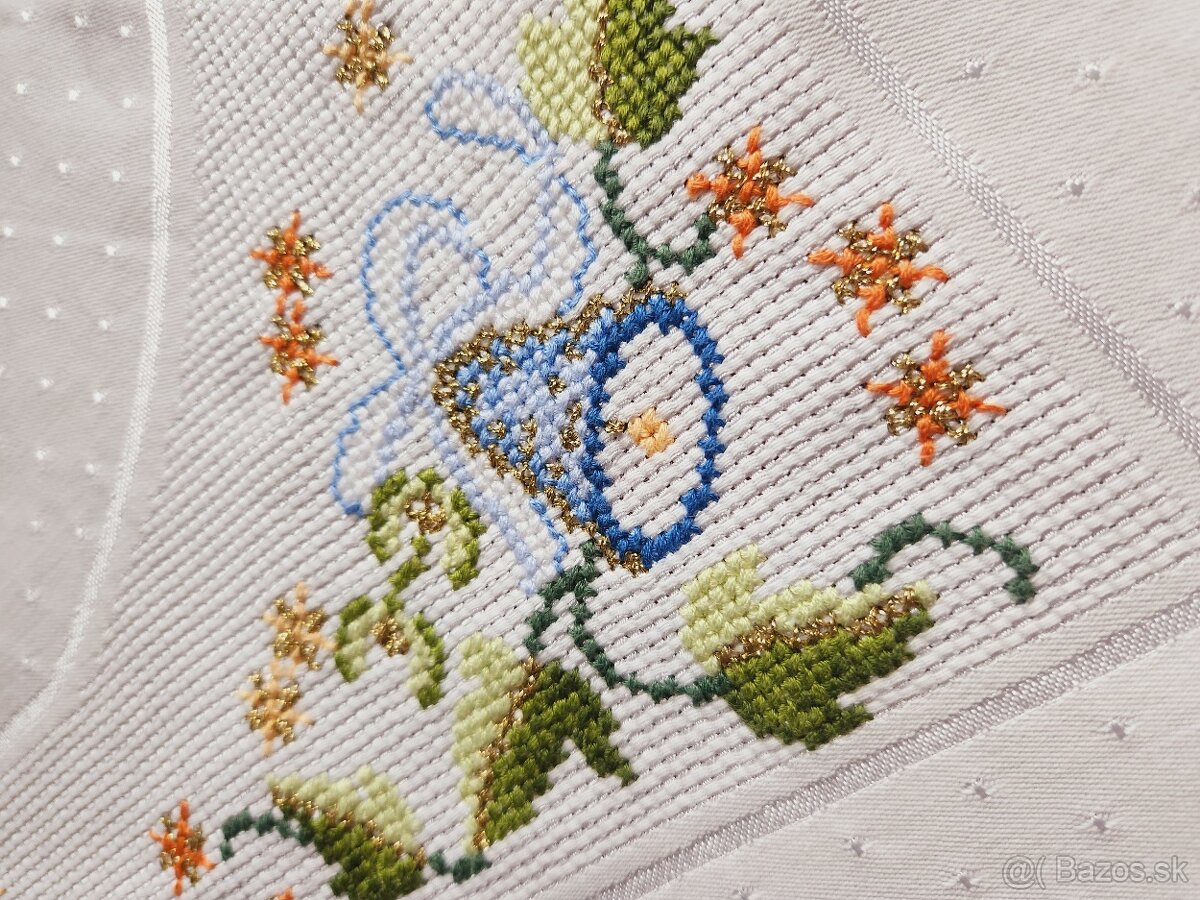 Krásny biely vianočný obrus zdobený zvončekmi, hviezdičkami - 4