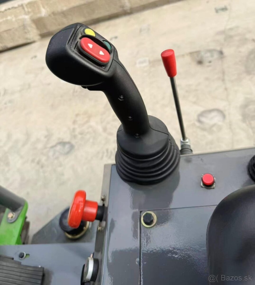 ELEKTRICKÝ KOLESOVÝ NAKLADAČ E906-Li - 4