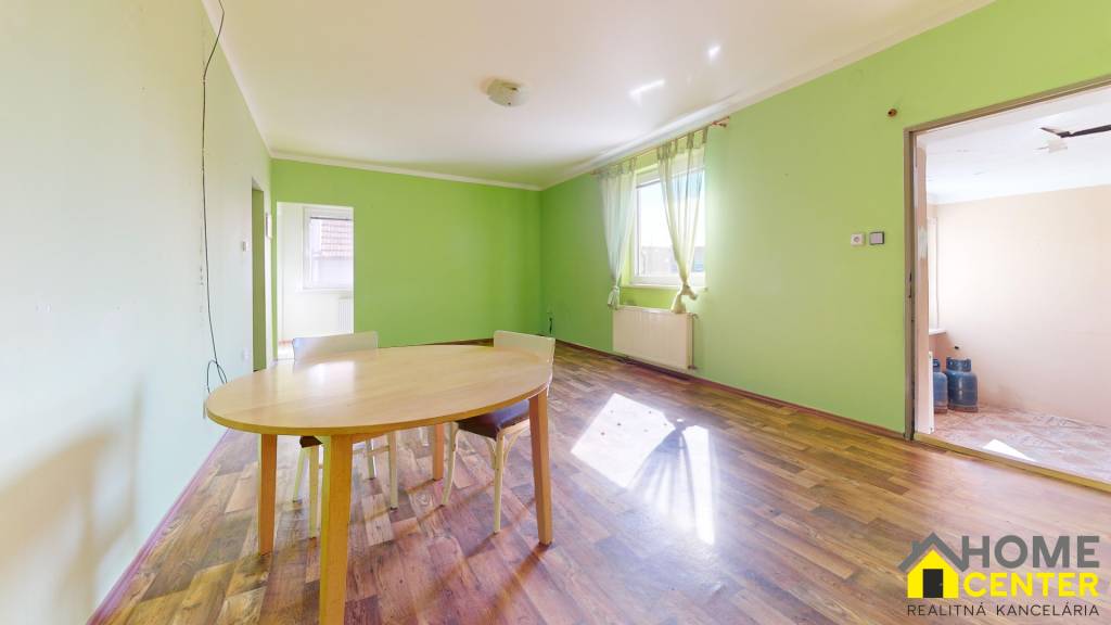 NA PREDAJ 3 IZBOVÝ RODINNÝ DOM V BLÍZKOSTI CENTRA, UL. LESNÁ - 4