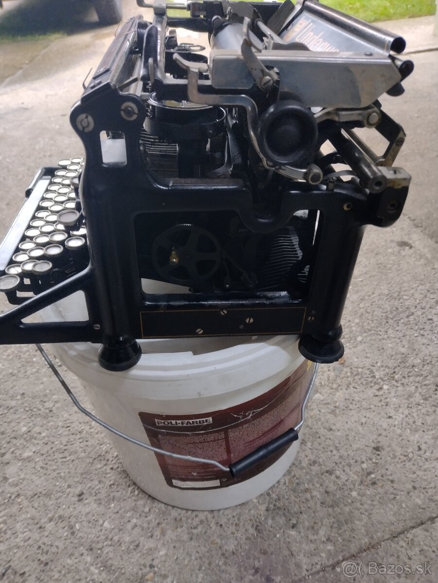 Predám písaci stroj UNDERWOOD - 4