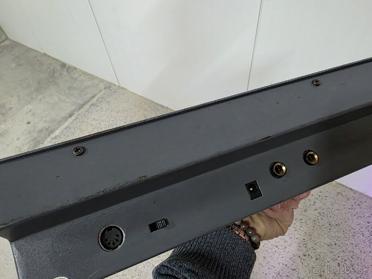 Predám ovládač Showtec SM 8/12 – DMX
- 4