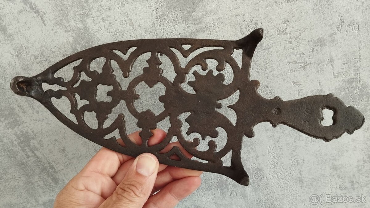 Krásná stará zdobená podložka pod starou žehličku. TOP - 4