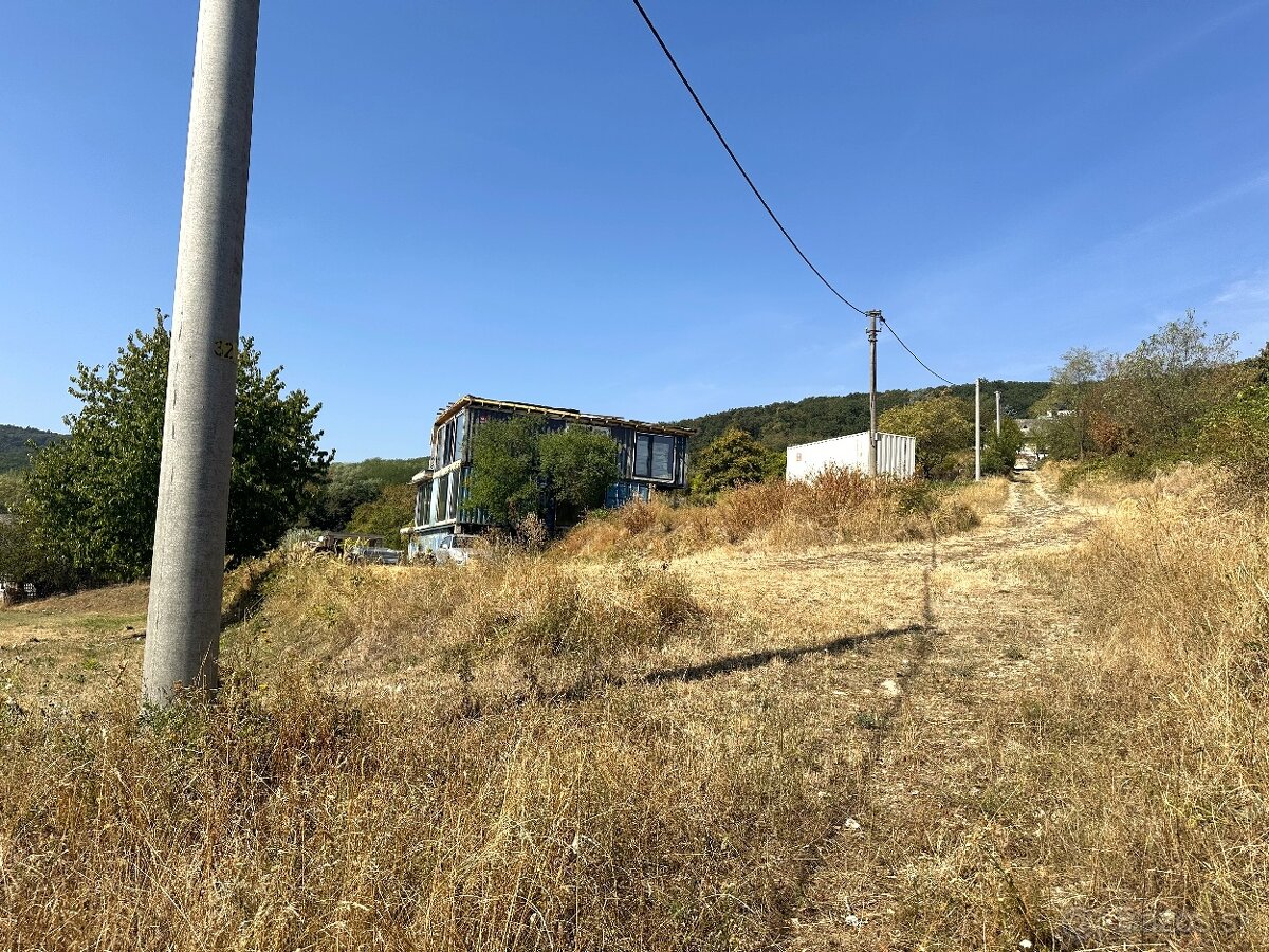 Pozemok 951 m2 v krásnom prostredí nad mestom Veľký Varan - 4