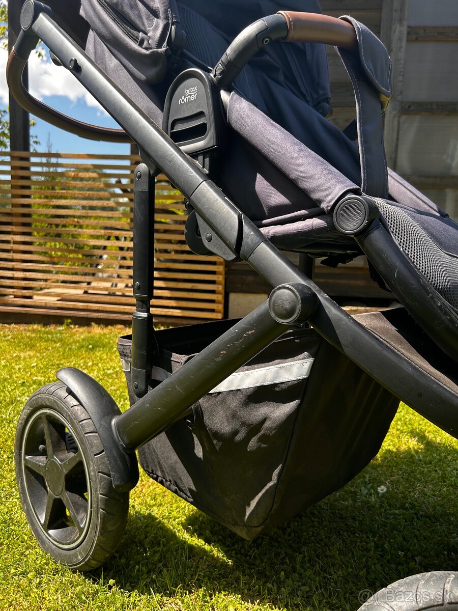 Dvojkombinácia Britax Romer Smile 3 + autosedačka - 4