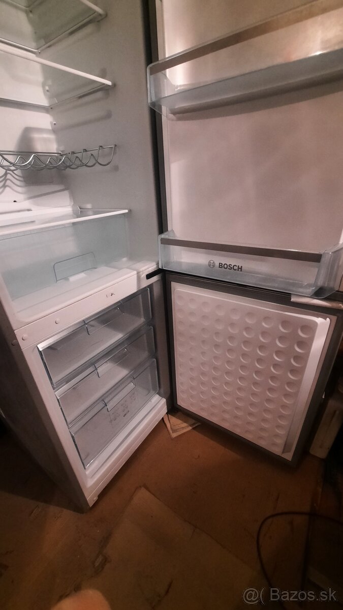 Predám chladničku s mrazničkou zn: BOSCH KGV 36X77 - 4