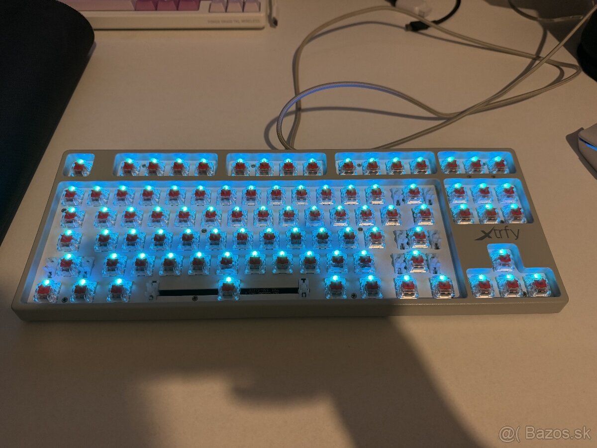 Predám hernú mechanickú klávesnicu (80%) CHERRY XTRFY K4V2 - 4