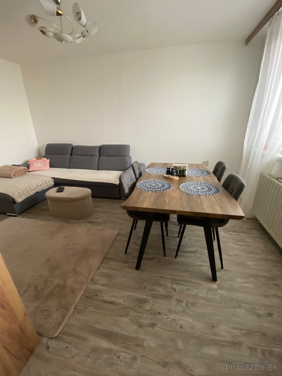 Jedálenský stôl - 4