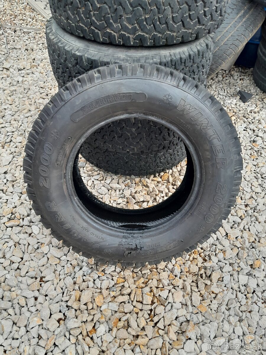 Pneu 235/60R16