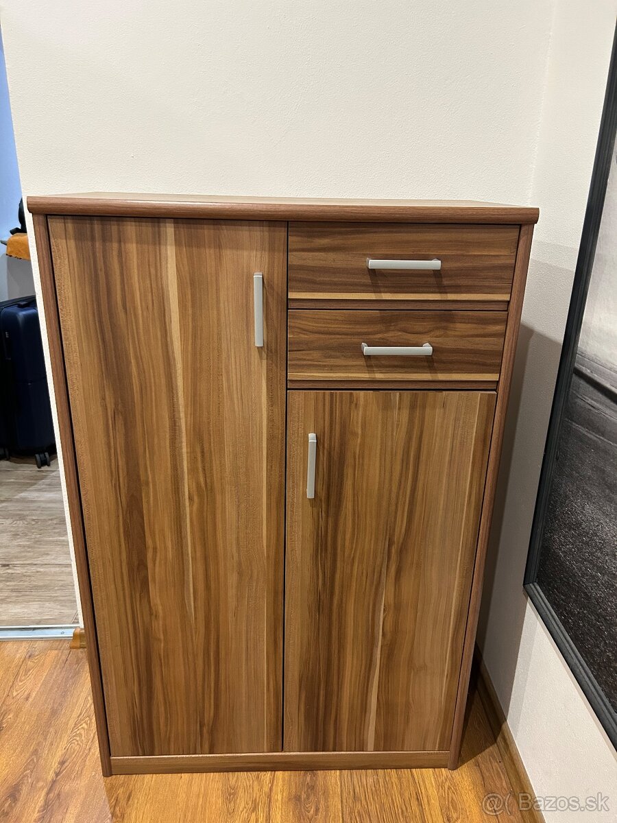 Nábytok- skriňa, komoda, poličky(vhodné aj pod tv), stolík - 4