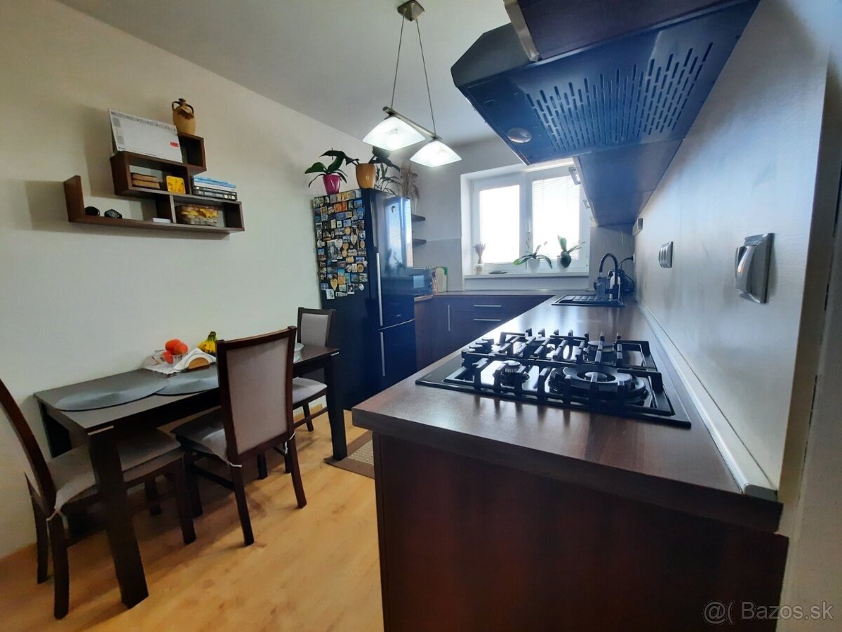 Predám kompletne zariadený 2-izbový byt  na starom sídlisku. - 4