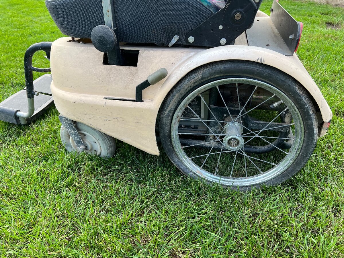 Starší elektrický invalidný vozík - 4