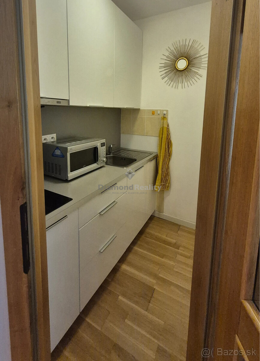 Na prenájom zariadená garsónka, balkón, Štefánikova, Senica. - 4